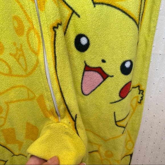 Pikachu pajamas and little plush - Picture 5 of 11